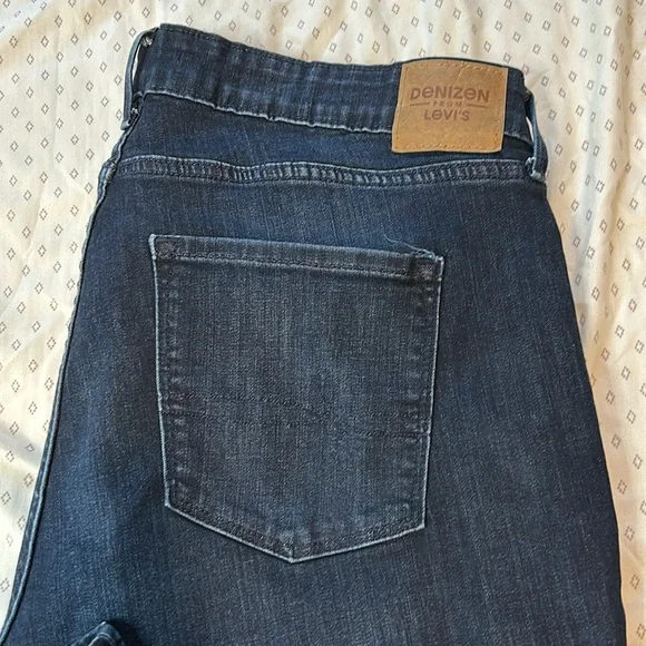 Women’s Levi’s - NWOT - Picture 2 of 5